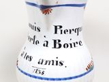 un vase blanc orné d'une bordure bleue et d'une citation