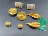 gros plan d'une table sur laquelle sont posés des bijoux