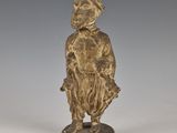 statue d'un homme portant un chapeau et un chien sur l'épaule