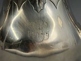 un vase en argent orné d'un motif