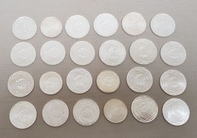 beaucoup de pièces posées sur une table, avec une pièce au milieu