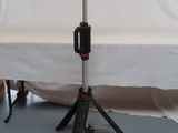 un appareil photo monté sur un trépied et équipé d'une lampe