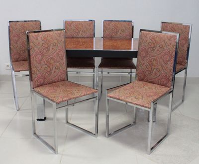 six chaises et une table au milieu d'une pièce