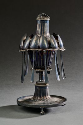 un vase en argent orné de cuillères