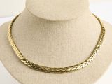 gros plan d'un collier sur un mannequin mannequin