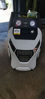 une petite machine qui se trouve dans un garage