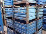 de nombreuses caisses bleues empilées les unes sur les autres dans la poussière