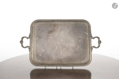 un plateau en argent posé sur une table