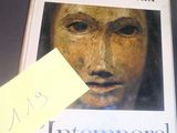 une photo d'un livre sur lequel figure le visage d'une femme