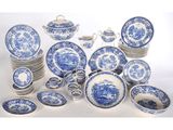 un assortiment d'assiettes et de plats en porcelaine bleue et blanche