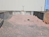 un gros tas de gravier devant un bâtiment