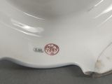 un vase blanc orné d'un motif rouge et blanc