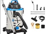 gros plan d'un aspirateur et de ses accessoires sur fond blanc