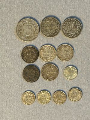beaucoup de pièces qui sont sur la table
