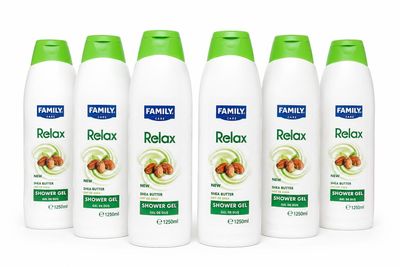quatre flacons de lotion corporelle relaxante sur fond blanc