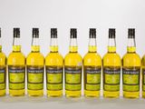 six bouteilles d'alcool jaune alignées les unes à côté des autres