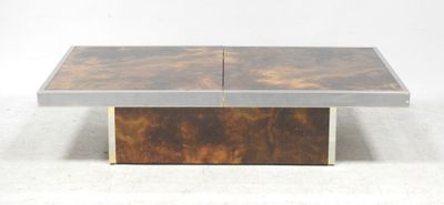 un gros plan d'une table basse carrée avec un piètement en métal