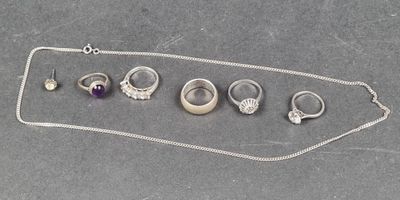 tout un tas de bagues et de colliers différents posés sur la table