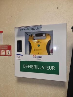 une affiche sur le mur sur laquelle on peut lire « défibrillateur »