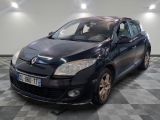 la photo d'une voiture garée dans un garage