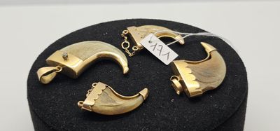 un gros plan sur deux bijoux posés sur une surface noire