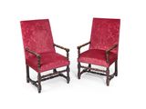 paire de fauteuils rembourrés rouges à accoudoirs sculptés