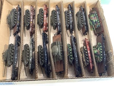 une grande quantité de véhicules militaires miniatures dans une boîte