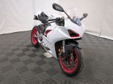 une moto posée sur un sol à damier noir et blanc