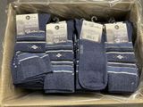 six paires de chaussettes pour homme dans une boîte posée sur une table