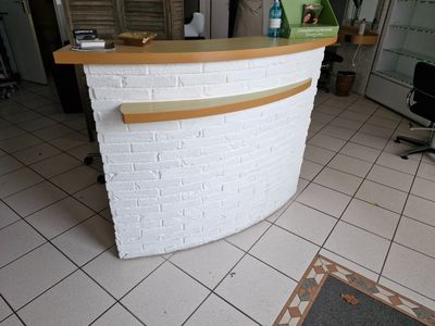 Comptoir d'accueil en mélaminé clair et imitation brique pei…