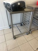 Une desserte métallique professionnelle en inox sur roulette… (photo 2)
