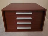une petite commode en bois à cinq tiroirs
