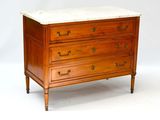 une commode en bois avec un plateau en marbre
