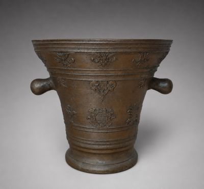 un vieux vase en bronze à deux anses sur fond blanc