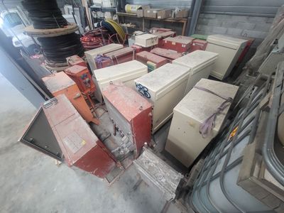 un grand nombre de boîtes empilées dans un entrepôt