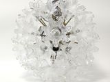une boule de verre contenant un bouquet de fleurs