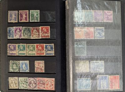de nombreux timbres différents dans un étui posé sur la table