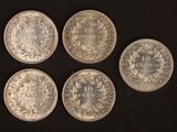 quatre pièces d'argent sur lesquelles figurent les noms de différents pays