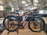 un vélo posé sur une table en bois