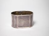 gros plan d'une bague en argent sur une surface blanche
