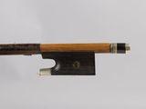 gros plan d'un archet de violon sur fond blanc