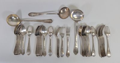 beaucoup de cuillères en argent et de cuillères sur la table