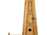 une horloge de parquet en bois posée sur une étagère sur laquelle se trouve une horloge