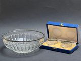 une image représentant un saladier en verre et deux verres dans une boîte bleue
