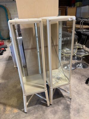 two chairs that are next to each other in a room