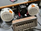une table sur laquelle se trouvent une radio, des haut-parleurs et d'autres appareils électroniques