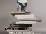 plusieurs livres empilés sur une table