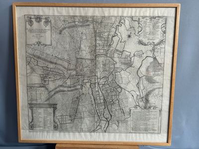une vieille carte de la ville de New York dans un cadre en bois