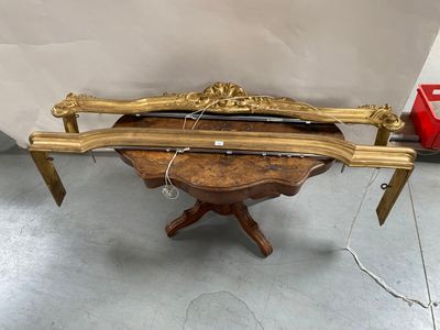 une table en bois sur laquelle est posé un instrument de musique