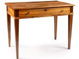 une vieille table en bois avec un tiroir en dessous sur fond blanc